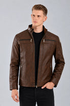 Hombre usando Chaqueta de Cuerotex color Marrón, con un diseño minimalista y de corte moderno y, modelo AD22, vista frontal.