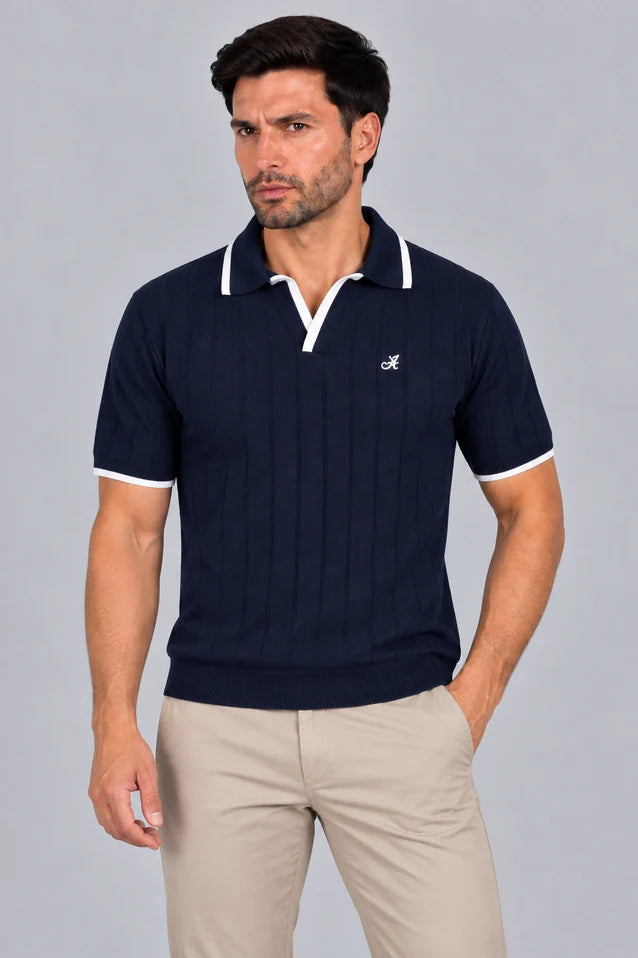 Hombre  vistiendo la Camisa Afar vista frontal de LSJ SAS, una prenda tipo polo tejida en algodón 100% sostenible disponible en color azul.