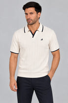 Camisa Afar blanca, polo de punto con cuello abierto, vista frontal