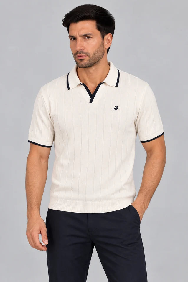 Hombre  vistiendo la Camisa Afar vista frontal de LSJ SAS, una prenda tipo polo tejida en algodón 100% sostenible disponible en color blanco.