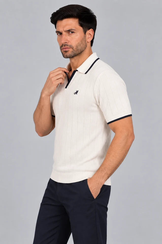 Hombre  vistiendo la Camisa Afar vista lateral de LSJ SAS, una prenda tipo polo tejida en algodón 100% sostenible disponible en color blanco.