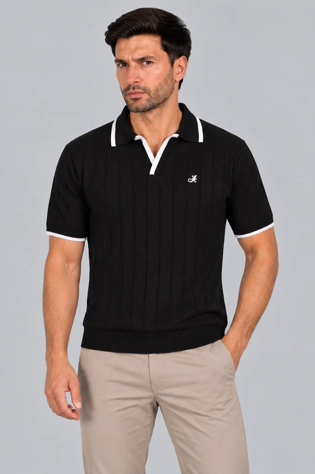 Camisa Afar negra, polo de punto con franjas caladas y ribete blanco, vista frontal