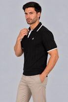 Camisa Afar negra, polo de punto de manga corta, vista lateral