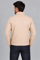 Chaqueta Santana de LSJ en color beige, vista posterior con canesú