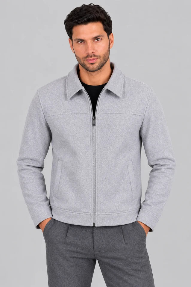 Chaqueta Santana de LSJ en color gris claro, vista frontal, con cuello camisero y cremallera