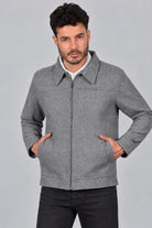 Chaqueta Santana de LSJ en color gris oscuro, vista frontal, con cuello camisero y cremallera