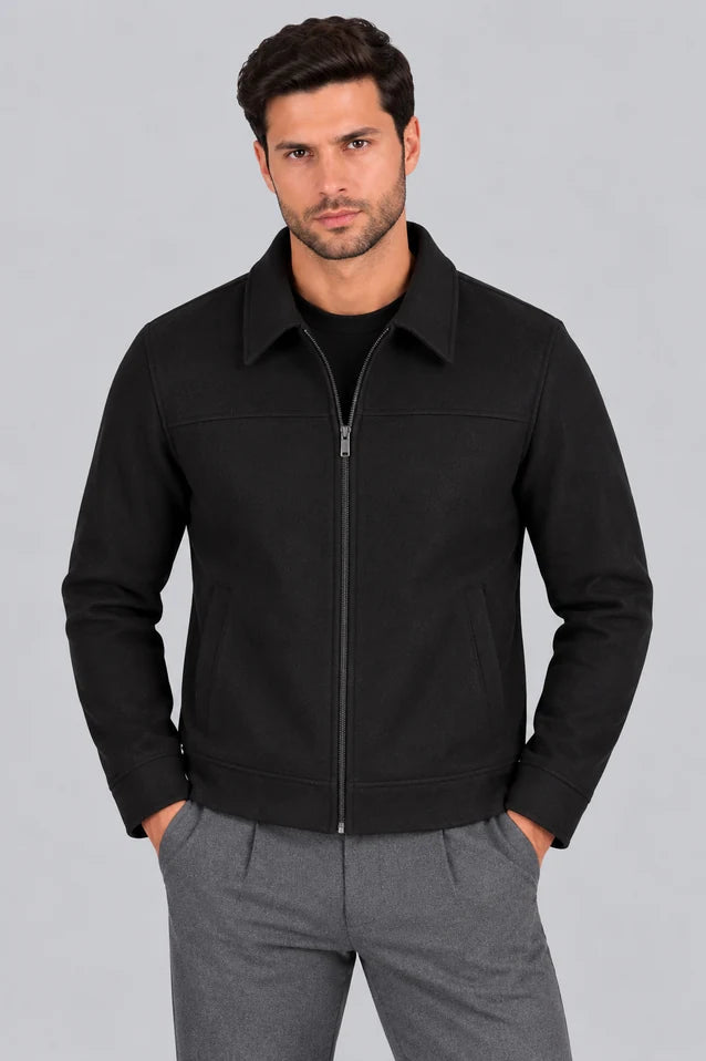Chaqueta Santana de LSJ en color negro, vista frontal, con cuello camisero y cremallera