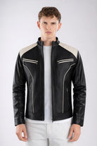 Chaqueta cuerotex negra con detalles beige de hombre vista frontal.