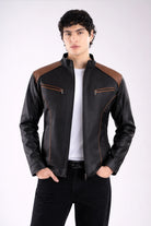 Chaqueta cuerotex negra con detalles cafes de hombre vista frontal.