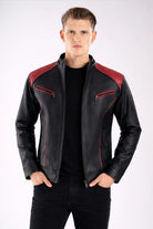 Chaqueta cuerotex negra con detalles rojos de hombre vista frontal.