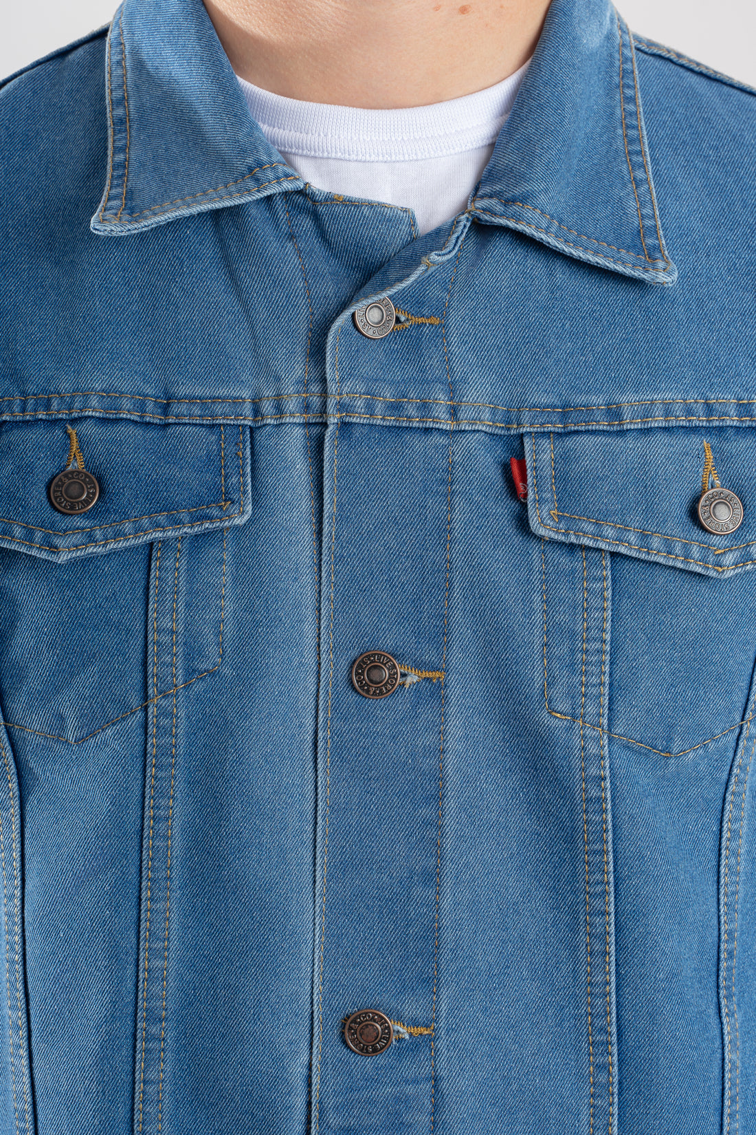 Chaqueta de jean estilo clasico color azul medio vista a detalle
