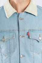 Chaqueta de jean azul hielo con ovejero vista a detalle del cuello 