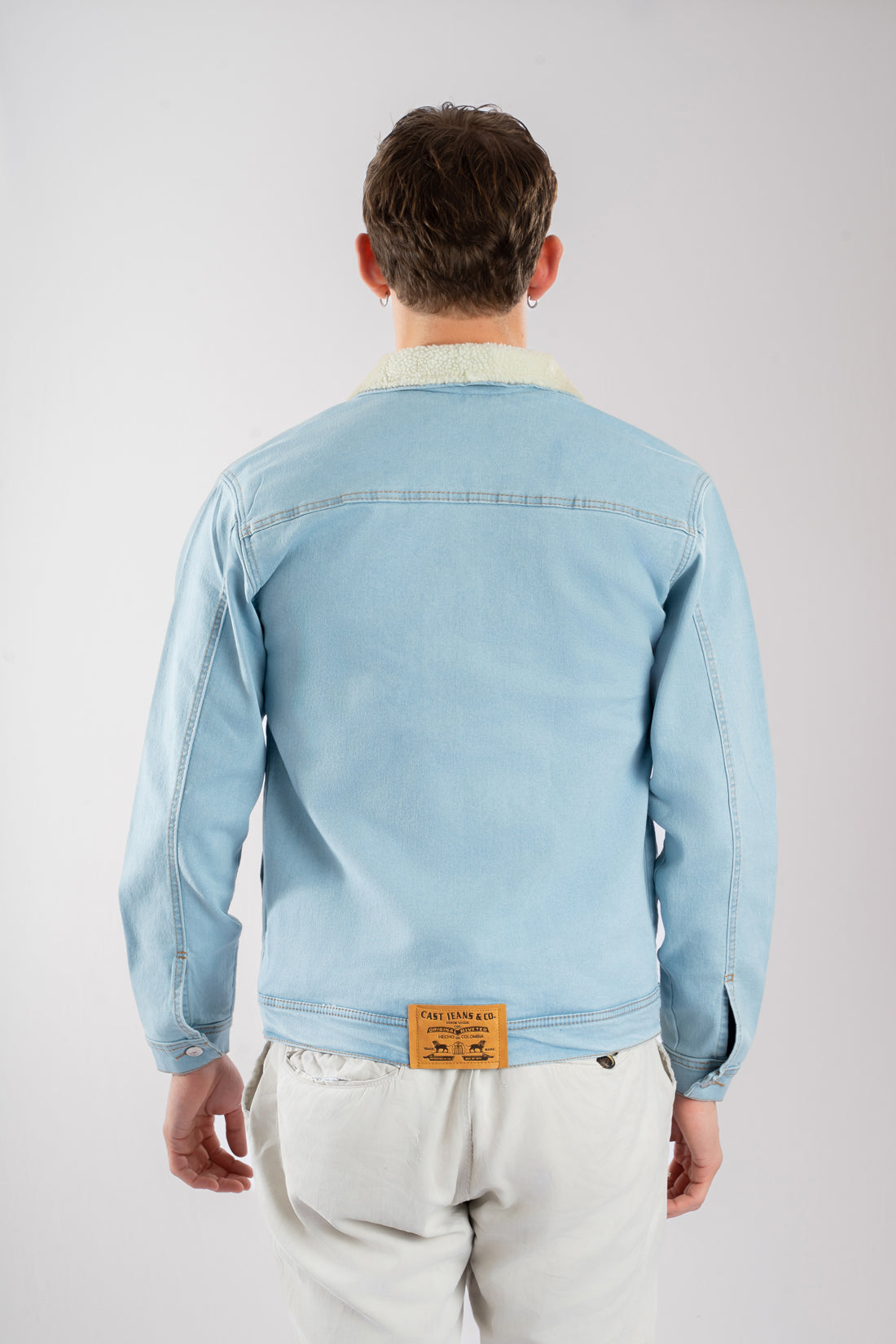 Chaqueta de jean azul hielo con ovejero vista de espalda
