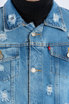 Chaqueta de jean con desgastes azul medio vista del cuello