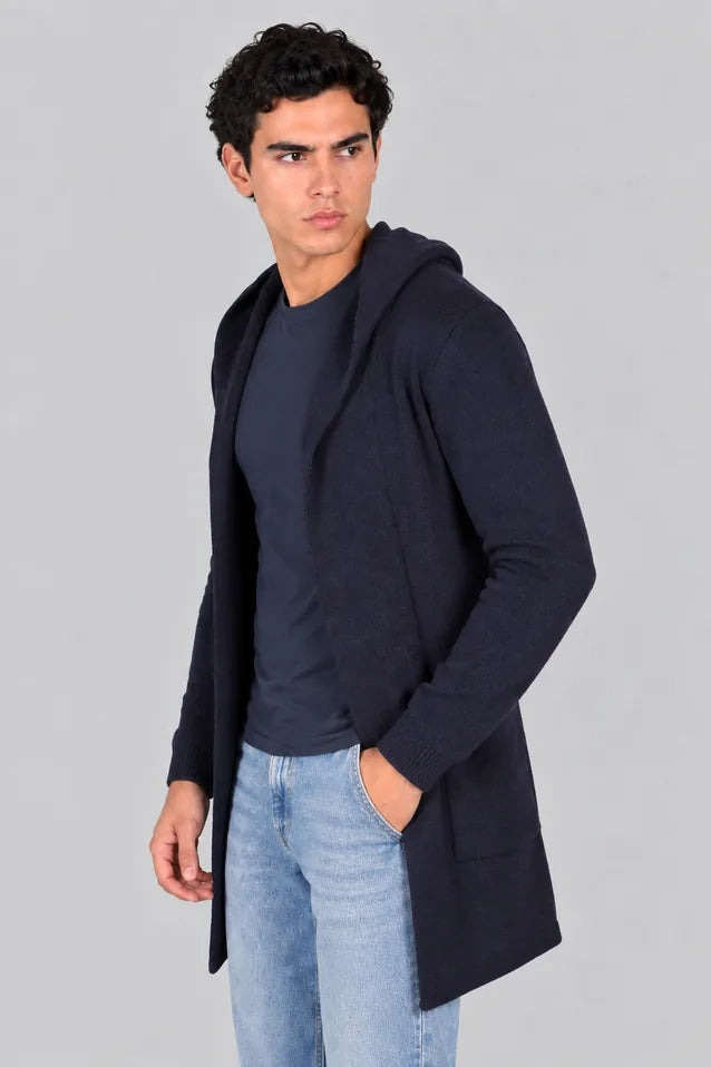Hombre con un gabán moderno con capota modelo Urban en color azul en vista lateral, mostrando un look elegante, deportivo y funcional.