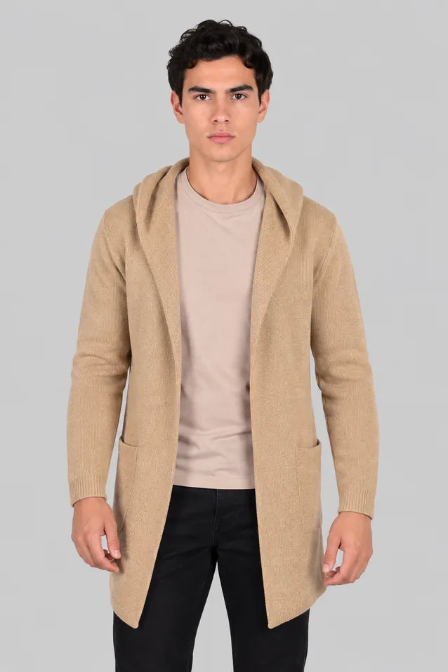 Hombre con un gabán moderno modelo Urban en color camel, mostrando un look elegante y funcional en fibra Miratex.