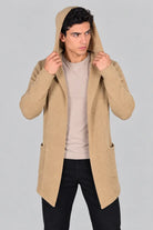 Hombre con un gabán moderno con capota modelo Urban en camel oscuro, mostrando un look elegante, deportivo y funcional