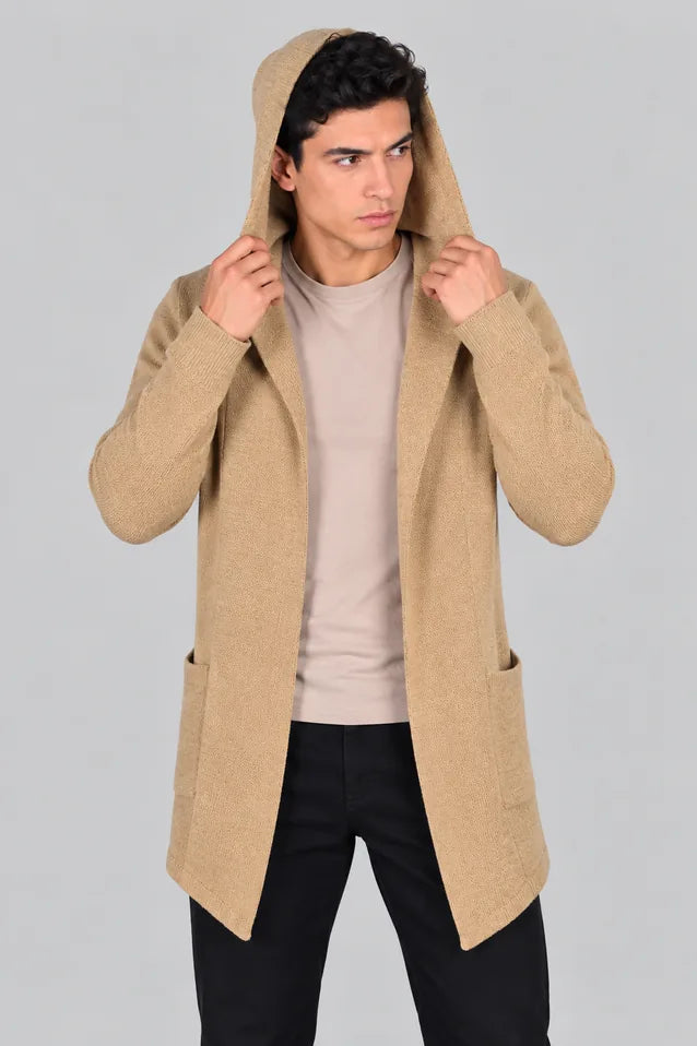 Hombre con un gabán moderno con capota modelo Urban en camel oscuro, mostrando un look elegante, deportivo y funcional