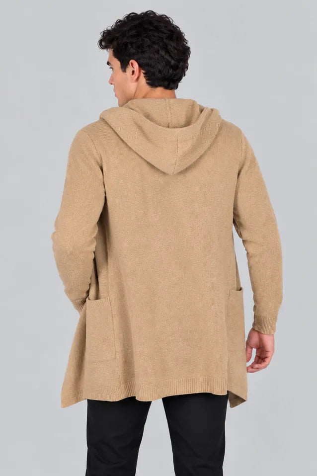 Hombre vistiendo un gabán moderno modelo Urban en color camel, confeccionado en fibra tecnológica Miratex, con capota vista por la espalda.