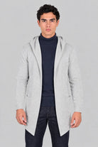 Hombre con un gabán moderno modelo Urban en color gris claro, mostrando un look elegante y funcional en fibra Miratex.