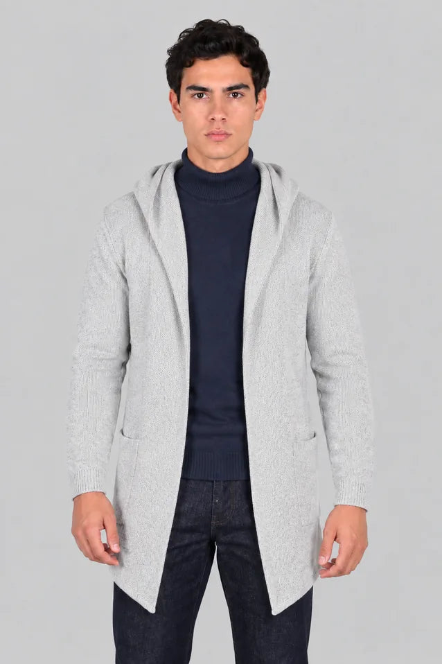Hombre con un gabán moderno modelo Urban en color gris claro, mostrando un look elegante y funcional en fibra Miratex.