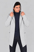 Hombre con un gabán moderno con capota modelo Urban en color gris claro, mostrando un look elegante, deportivo y funcional