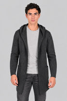 Hombre con un gabán moderno modelo Urban en color gris oscuro, mostrando un look elegante y funcional en fibra Miratex.