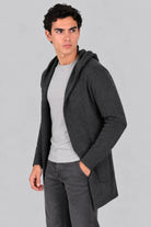 Hombre con un gabán moderno con capota modelo Urban en color gris oscuro en vista lateral, mostrando un look elegante, deportivo y funcional