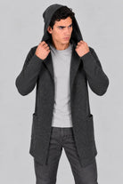 Hombre con un gabán moderno con capota modelo Urban en color gris oscuro, mostrando un look elegante, deportivo y funcional