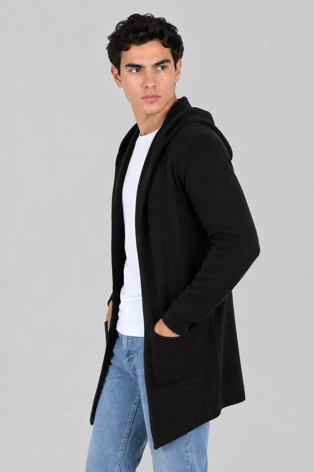 Hombre con un gabán moderno con capota modelo Urban en color negro en vista lateral, mostrando un look elegante, deportivo y funcional