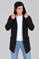 Hombre con un gabán moderno con capota modelo Urban en color negro, mostrando un look elegante, deportivo y funcional