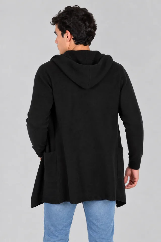 Hombre vistiendo un gabán moderno modelo Urban en color negro, confeccionado en fibra tecnológica Miratex, con capota vista por la espalda