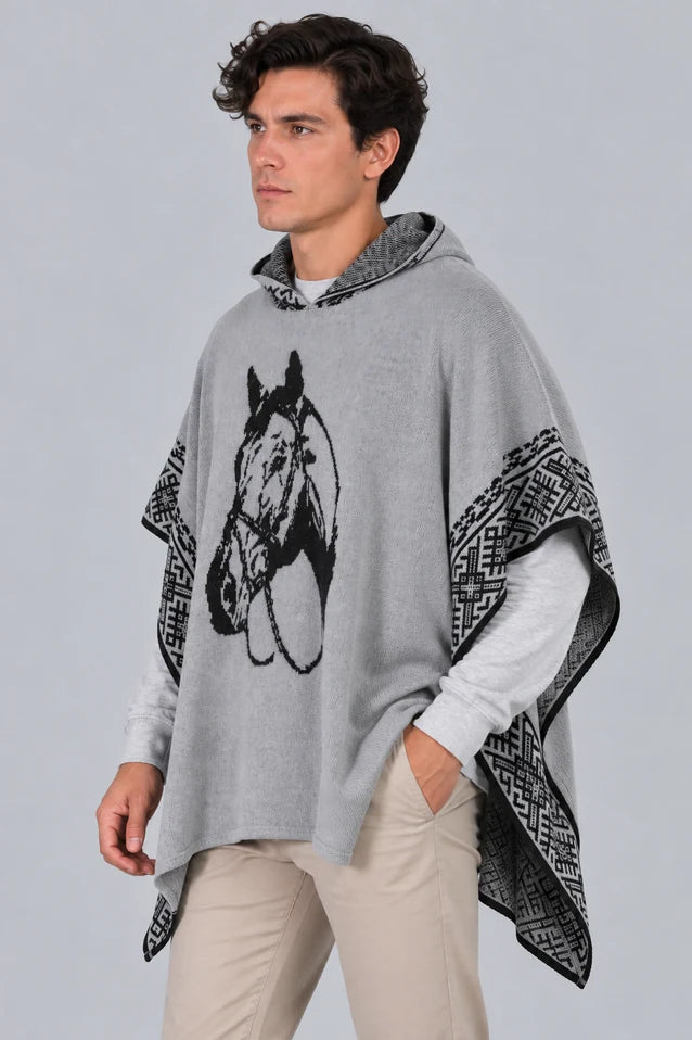 Ruana para hombre modelo Kana en color gris y vista lateral, destacando el tejido artesanal y estilo contemporáneo.