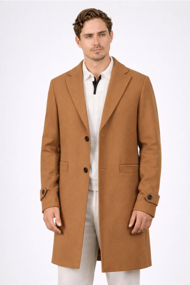 Hombre vistiendo el Gabán Saga tabaco de LSJ SAS en vista frontal, confeccionado en paño licrado premium con corte elegante de 96 cm de largo.