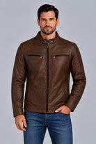 Hombre vistiendo la chaqueta clásica de Cuerotex modelo BJ en color marrón, mostrando vista frontal.
