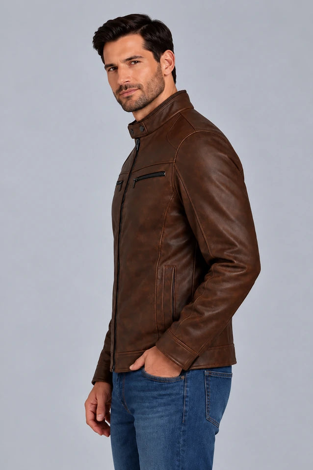 Hombre vistiendo la chaqueta clásica de Cuerotex modelo BJ en color marrón, mostrando vista lateral.