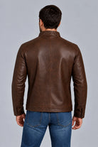 Hombre vistiendo la chaqueta clásica de Cuerotex modelo BJ en color marrón, mostrando vista espalda.