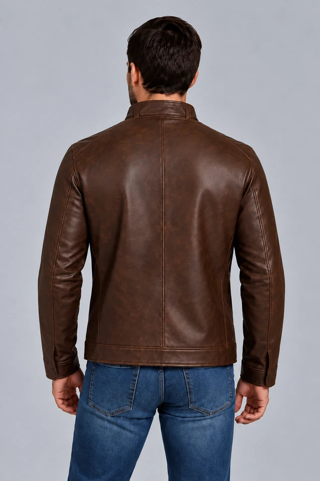 Hombre vistiendo la chaqueta clásica de Cuerotex modelo BJ en color marrón, mostrando vista espalda.