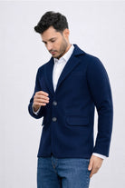 Blazer casual de dos botones para hombre modelo Amazon en color azul oscuro, con corte moderno, deportivo y ajuste cómodo. Ideal para un look de oficina relajado. Compra con Pago Contra Entrega y crédito ADDI en lsjsas.com.