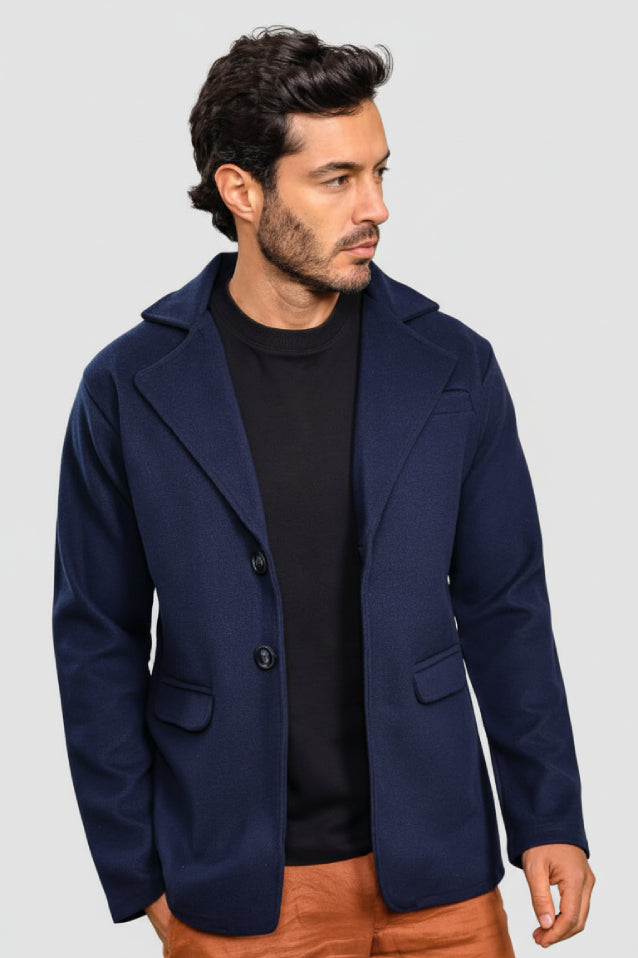 Blazer casual para hombre modelo Amazon en color azul oscuro, con corte moderno y ajuste cómodo. Ideal para un look de oficina relajado. Compra con Pago Contra Entrega y crédito ADDI en lsjsas.com.