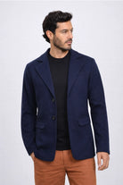Blazer casual para hombre modelo Amazon en color azul oscuro, con corte moderno y ajuste cómodo. Ideal para un look de oficina relajado. Compra con Pago Contra Entrega y crédito ADDI en lsjsas.com.