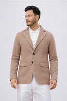 Blazer casual para hombre modelo Amazon en color beige, con corte moderno, deportivo y ajuste cómodo. Ideal para un look de oficina relajado. Compra con Pago Contra Entrega y crédito ADDI en lsjsas.com.