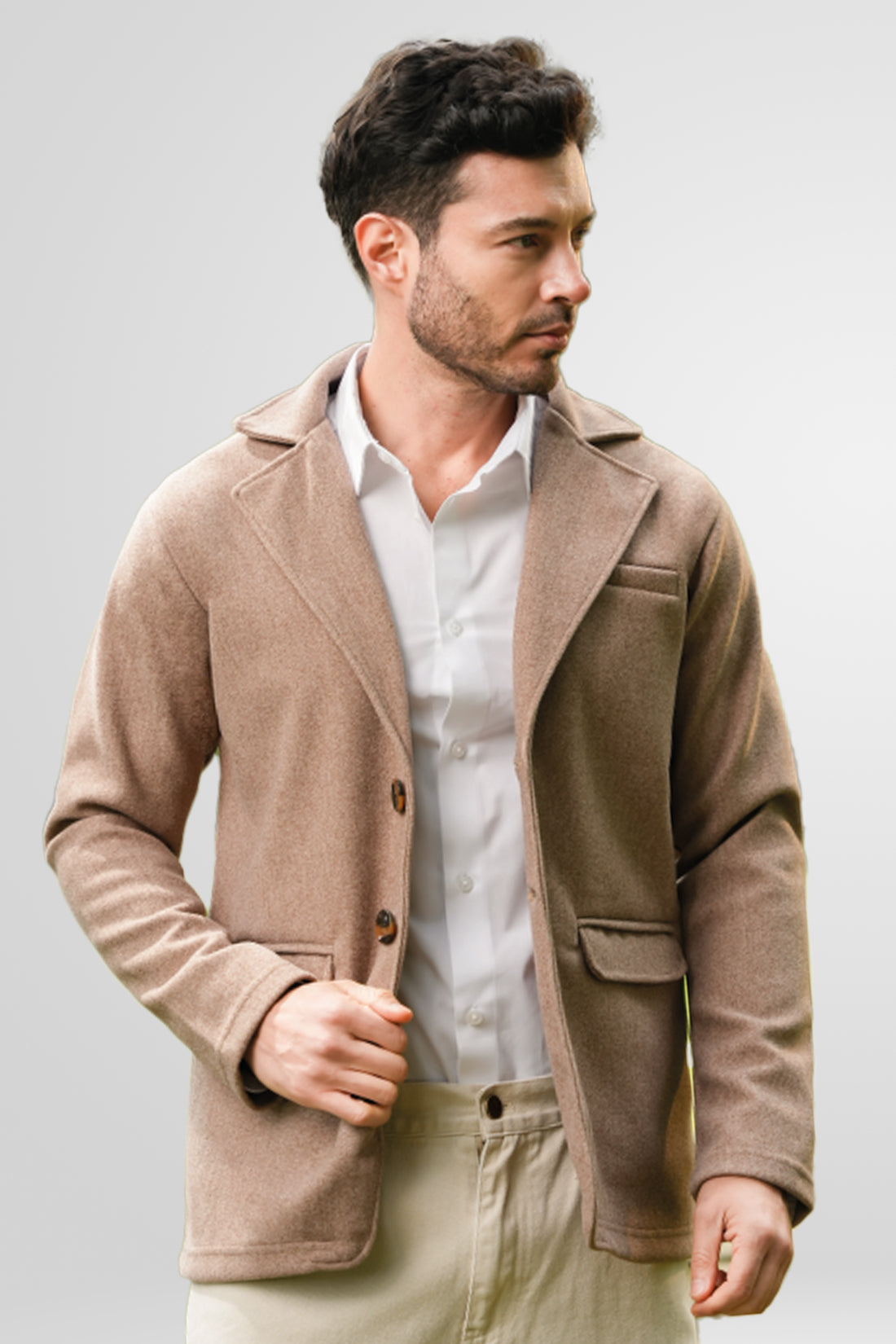 Blazer casual para hombre modelo Amazon en color beige, con corte moderno, deportivo y ajuste cómodo. Ideal para un look de oficina relajado. Compra con Pago Contra Entrega y crédito ADDI en lsjsas.com.