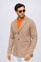 Chaqueta tipo blazer Amazon color beige para hombre, diseño versátil y ligero para ocasiones semiformales. Disponible en Colombia con pago al recibir en casa y Sistecrédito a través de lsjsas.com.