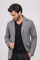 Blazer gris modelo Amazon de LSJ SAS, resaltando su silueta y confección nacional de alta calidad. Envíos a todo el país con opción de Pago Contra Entrega y todos los medios de pago.
