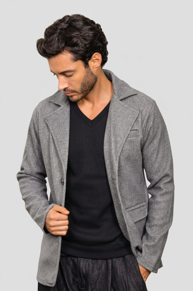 Blazer gris modelo Amazon de LSJ SAS, resaltando su silueta slim fit y confección nacional de alta calidad. Envíos a todo el país con opción de Pago Contra Entrega y todos los medios de pago.