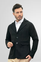 Blazer negro clásico para hombre modelo Amazon, la prenda esencial para combinar con jeans o dril. Estilo impecable con facilidades de pago a cuotas y entrega segura en lsjsas.com.