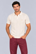 Camisa Mallorca crudo, polo de punto con franjas caladas y cuello abierto, vista frontal