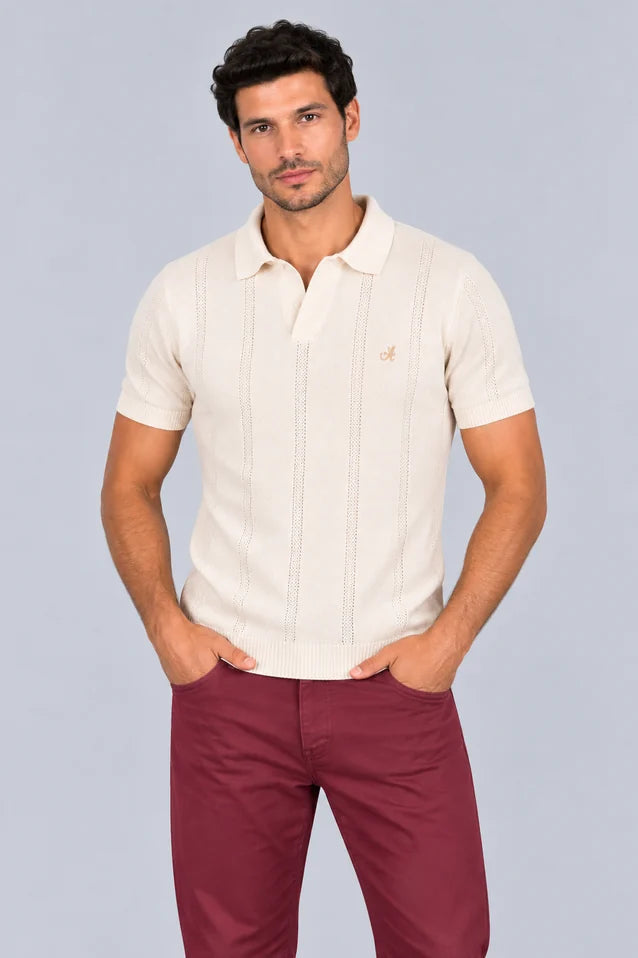 Camisa Mallorca crudo, polo de punto con franjas caladas y cuello abierto, vista frontal