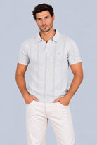 Camisa Mallorca gris claro, polo de punto con franjas caladas y cuello abierto, vista frontal